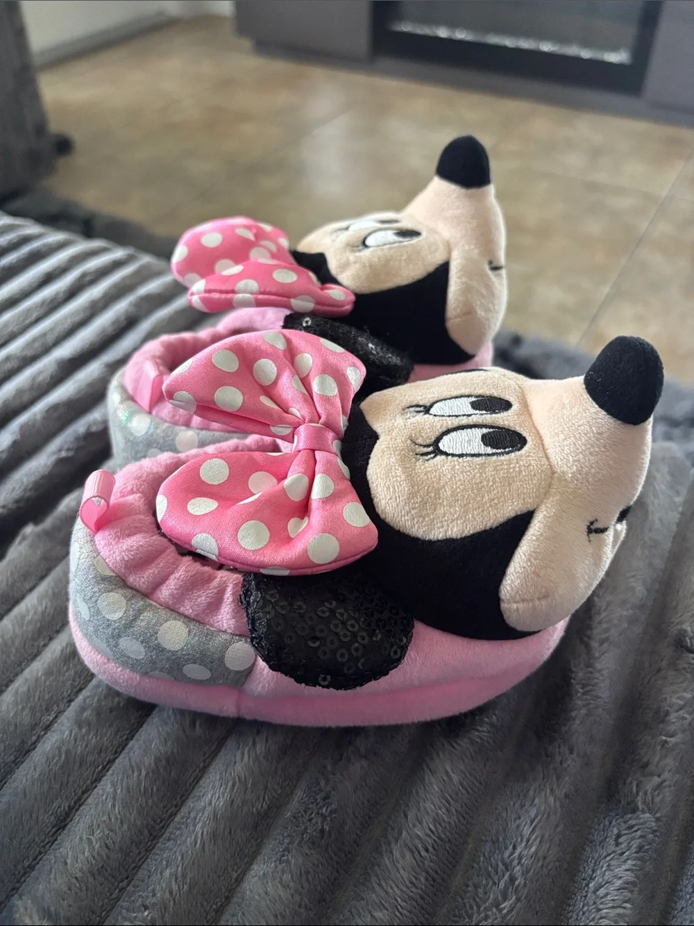 Disney Minnie Mouse Kids Plush Slippers - Pink and Black